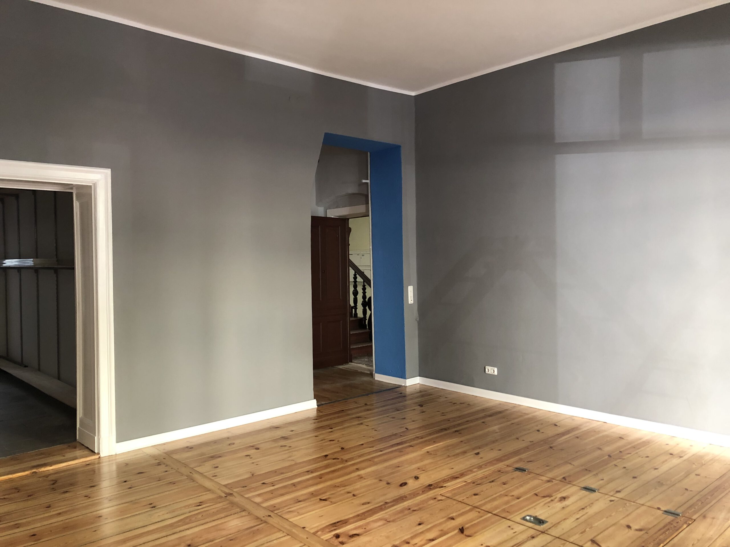 Moderne Bodenbelagsarbeiten in Berlin mit hochwertigem Holzfußboden und professionell renovierten Innenräumen im Altbau.