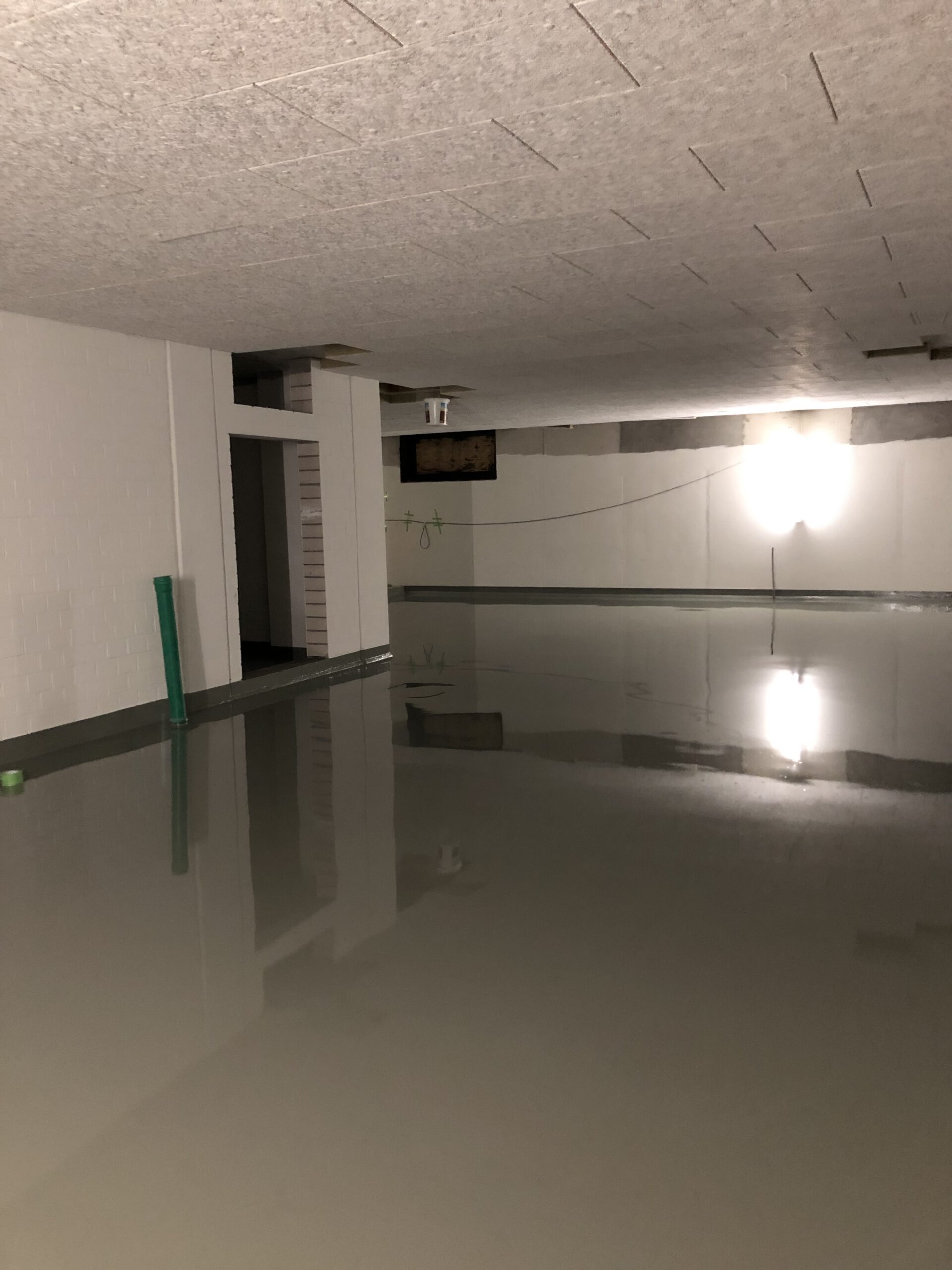 Moderne Bodenbeschichtungen in Berlin mit hochwertiger Epoxidharzbeschichtung für Industrie- und Kellerräume – langlebiger, fugenloser Bodenbelag mit glänzender Oberfläche.