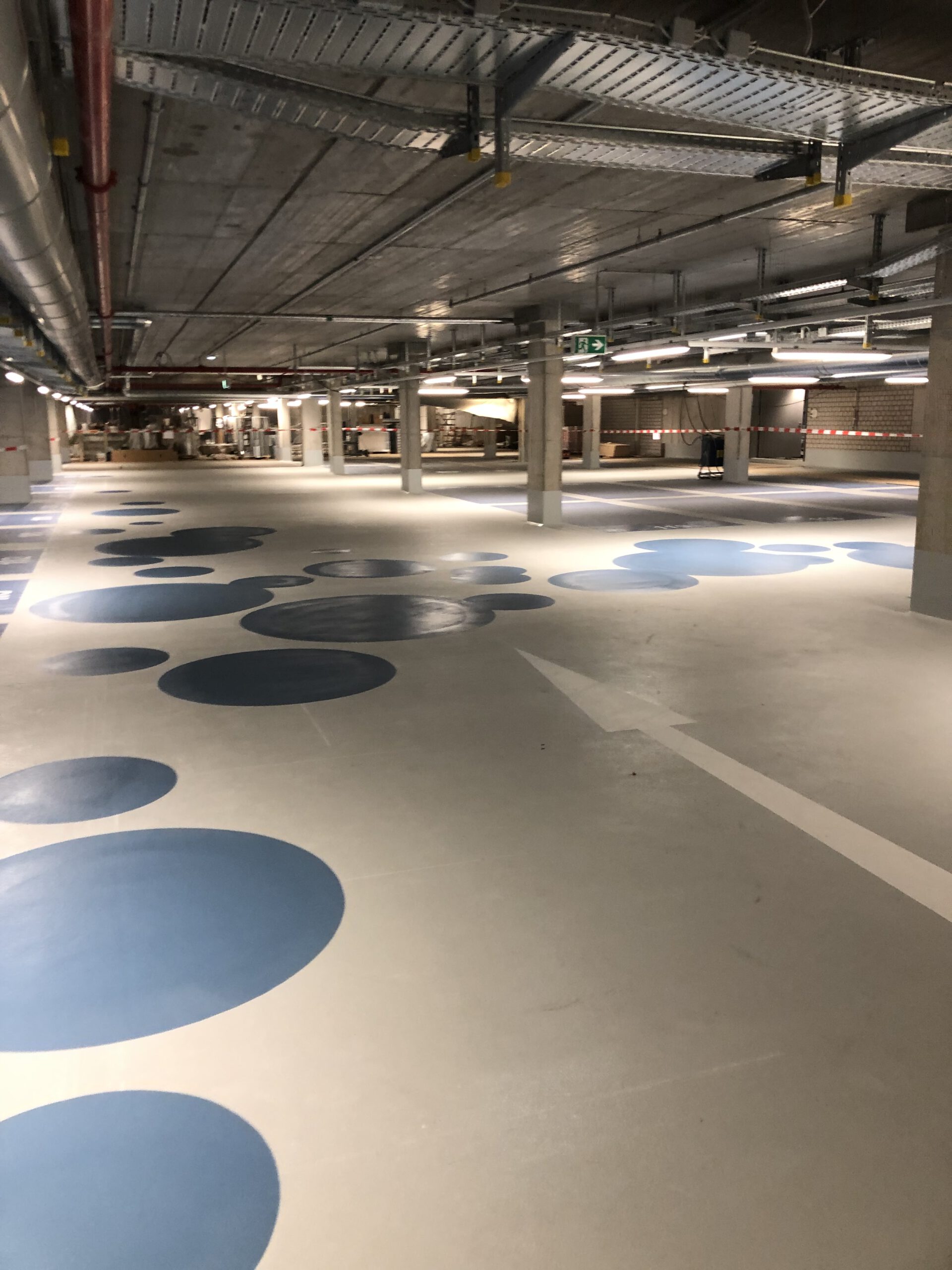 Professionelle Bodenbeschichtungen in Berlin für Tiefgaragen und Gewerbeflächen – strapazierfähige Epoxidharzböden mit moderner Flächenmarkierung und langlebiger Versiegelung.